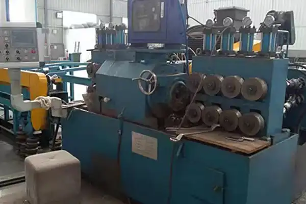 Centerless grinding machine